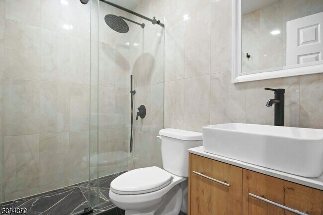 Building Photo - 519 E Shore Trail