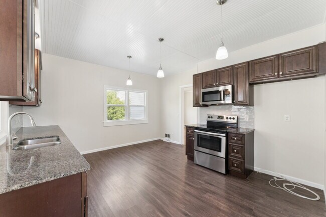 Building Photo - Welcome home to this stunning, light-filled rental that truly has it all! Featuring huge living s...