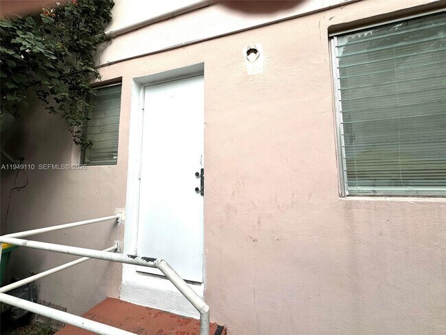 Building Photo - 433 Santander Ave