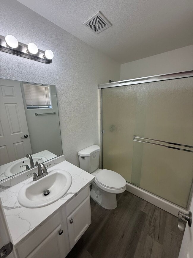 Building Photo - 3 Bedroom 2 Bathroom Home