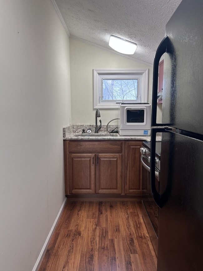 Building Photo - Cute Garage Apt and Cozy Living with a Front-Deck View