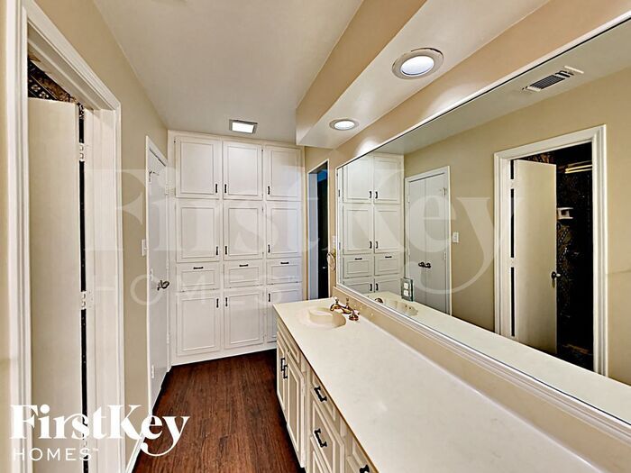 Building Photo - 7701 Skylake Dr