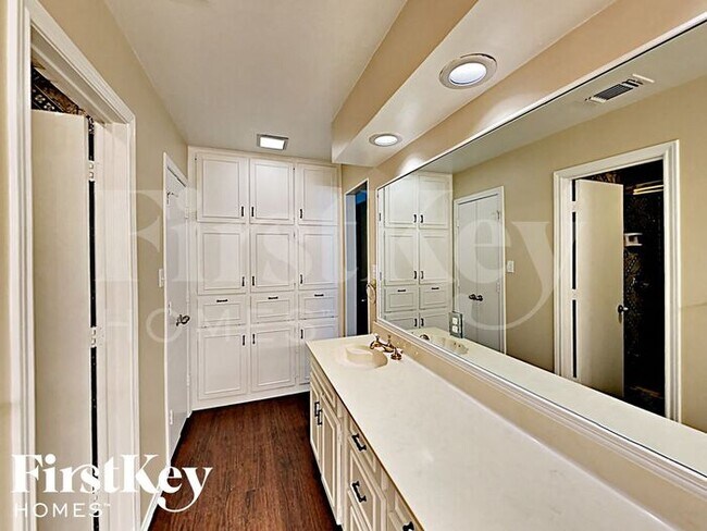 Building Photo - 7701 Skylake Dr