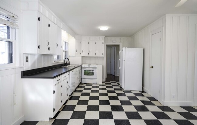 Building Photo - 709 East St