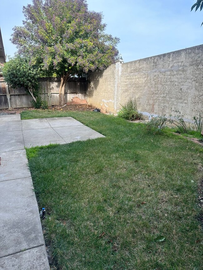 Building Photo - Woodcreek Cutie! 2bedroom 2bathroom