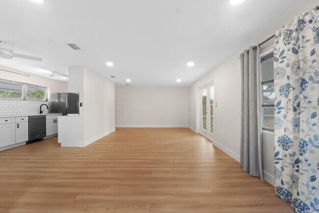 Building Photo - 5720 Parke Ave