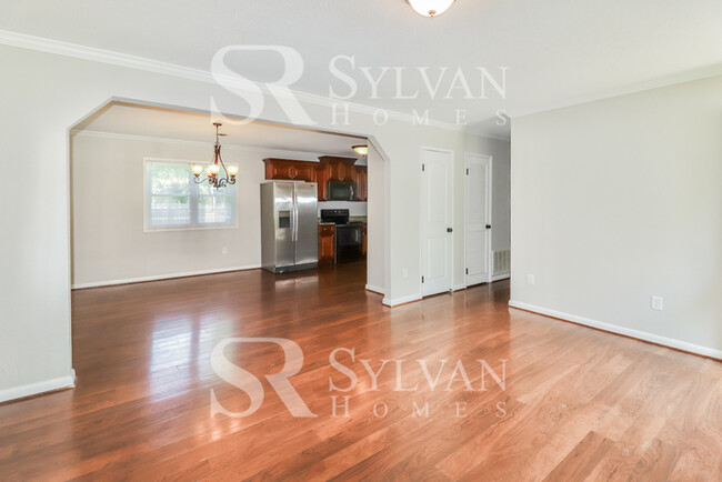 Building Photo - Charming 3BR 1.5BA Home