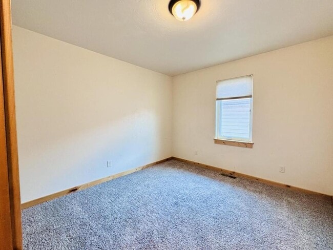 Building Photo - 1043 Rd Runner St