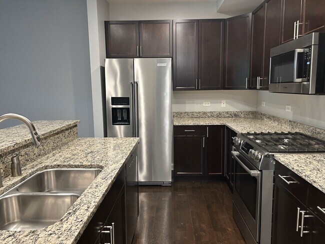 Building Photo - 1800 Amberley Ct