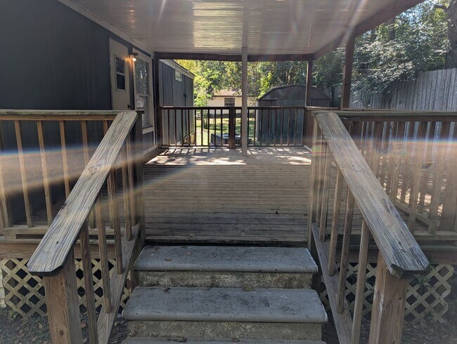 Building Photo - Lovely Home is Quiet Southwest Jacksonville Neighborhood