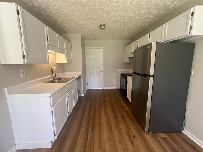 Building Photo - Lovely 3 Bed 2 Bath Raeford Home