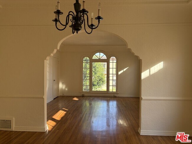 Building Photo - 351 N Gardner St