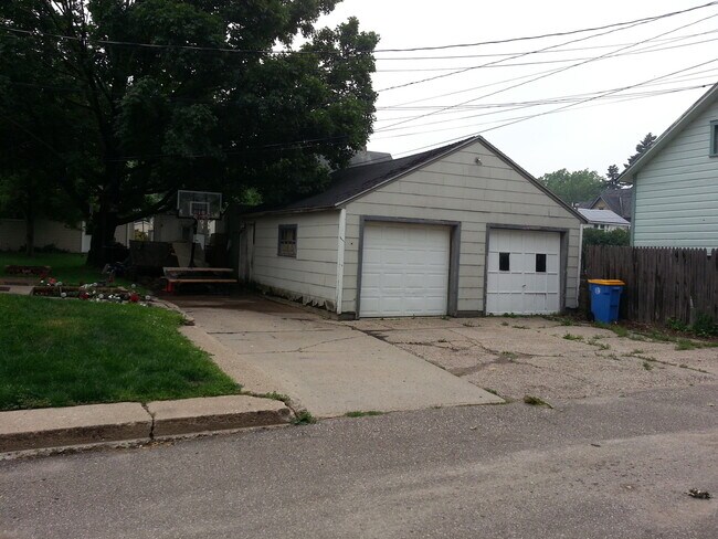 Building Photo - 416 S Cedar Ave