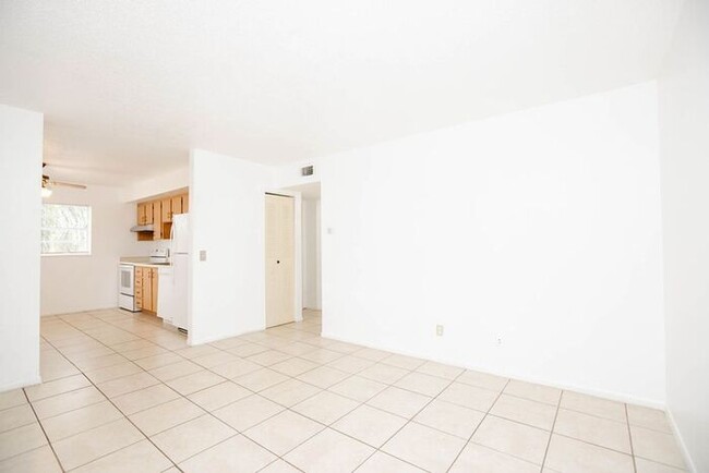 Building Photo - Beautiiful Palm Gardens 2 bedroom, 1 bath ...