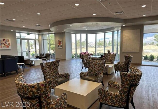 Building Photo - Spacious & Bright 3-Bed Home in Desirable ...