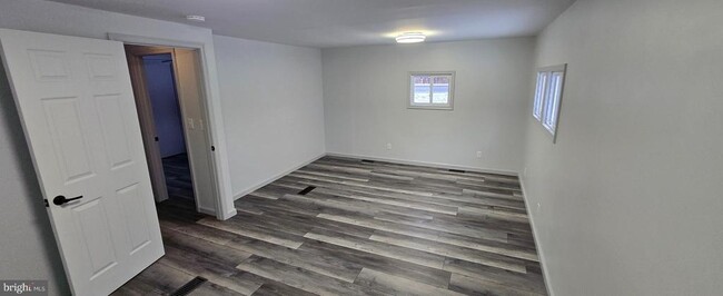 Building Photo - 1040 Chestnut Rd