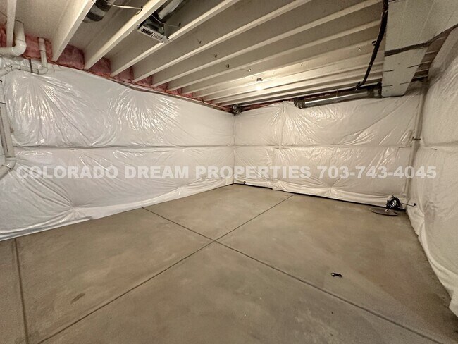 Building Photo - Luxurious fully-furnished home in Dove Vil...