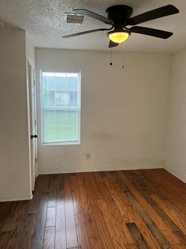 Building Photo - Charming 2BR Duplex in La Porte
