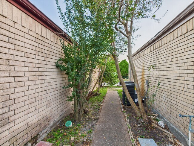 Building Photo - 7610 Hopewell Ln