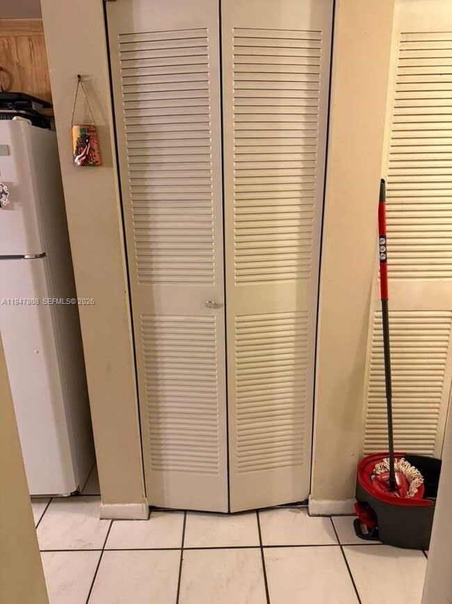 Building Photo - 6031 Shaker Wood Cir