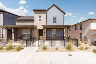 Building Photo - 3 Bedroom, 2.5 Bathroom Townhome in Auburn...