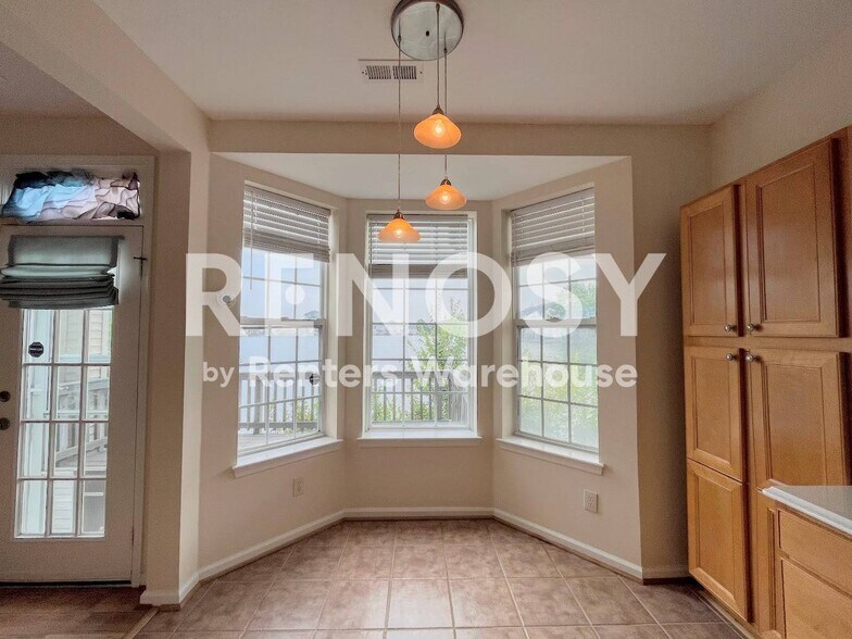 Building Photo - 5520 Summer Crescent