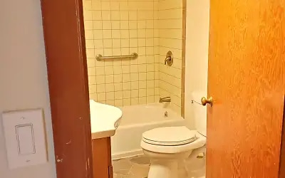 Building Photo - 416 E Eli Ave