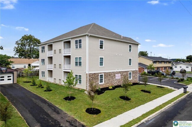 Building Photo - 2039 Clermont St