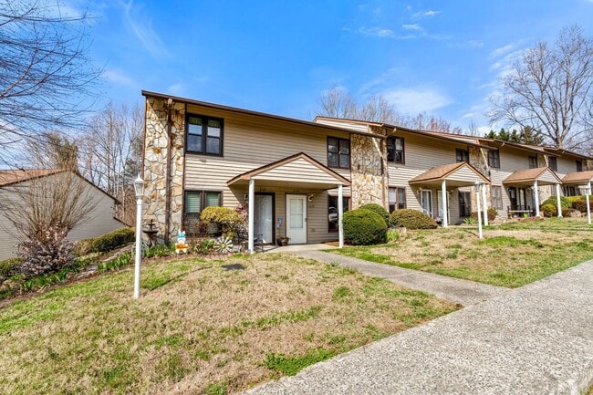 Building Photo - Updated 2-bedroom, 1.5-bath townhome in Winston-Salem