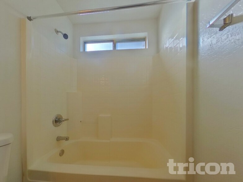 Building Photo - 2645 S 63rd Ln