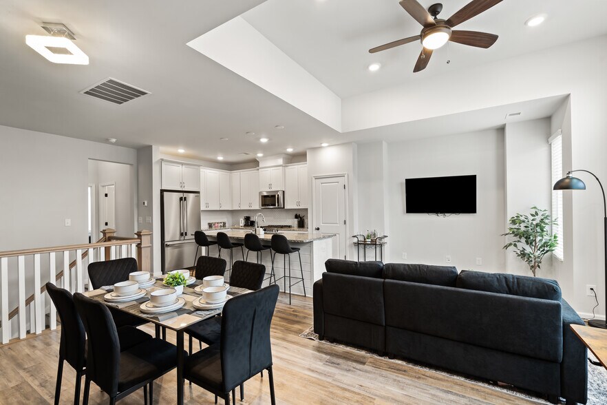 Building Photo - 2037 Statesville Ave