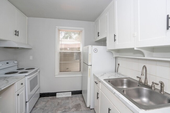 Building Photo - Comfortable 2-Bedroom Home on Large Fenced Corner Lot