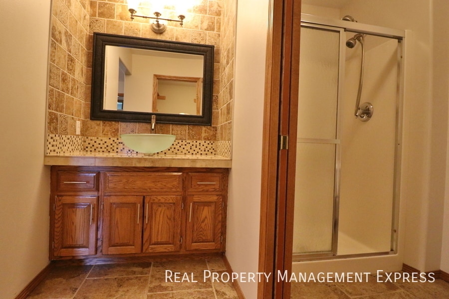 Building Photo - Stunning 5 Bedroom 3 Bath Home in South East Sioux Falls