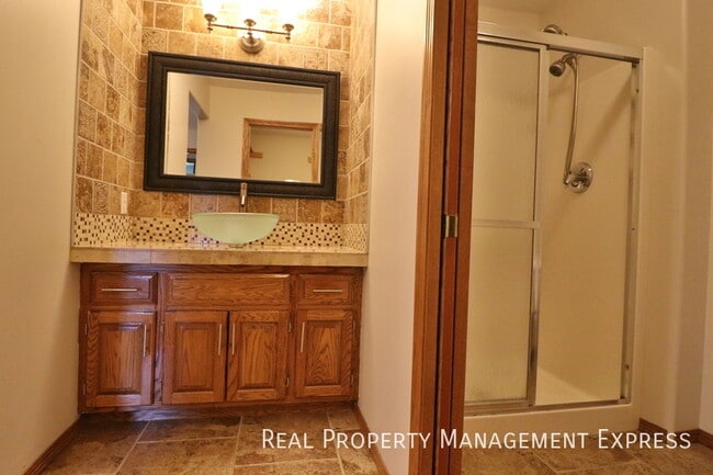 Building Photo - Stunning 5 Bedroom 3 Bath Home in South Ea...