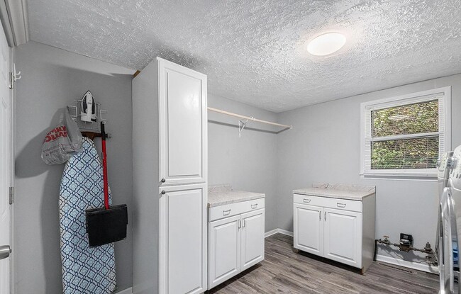 Building Photo - 520 S 70th St