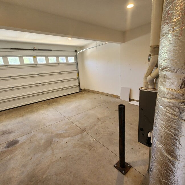 Building Photo - Luxurious 3 Bedroom with Spacious Rooms an...