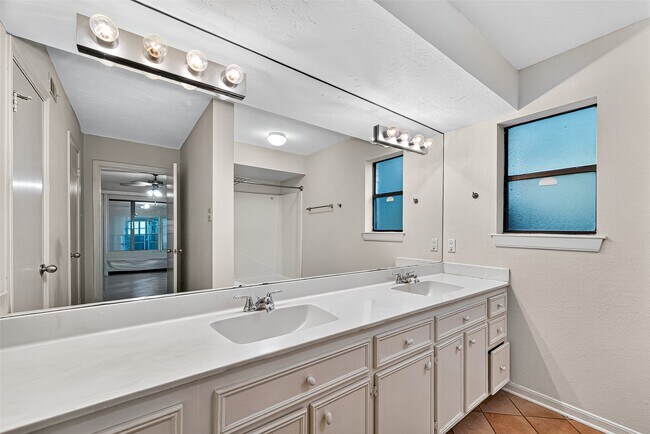 Building Photo - 812 Fleetwood Pl Dr