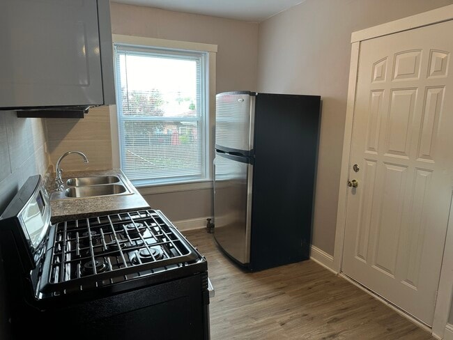 Building Photo - 4054 W Dickens Ave