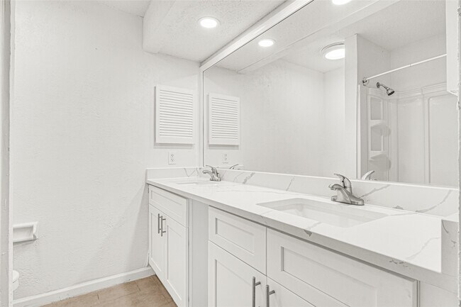 Building Photo - 2022 Lakewood Ct