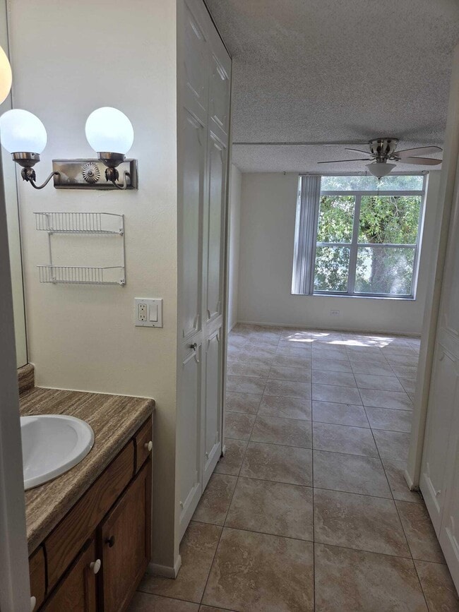 Building Photo - 3750 Inverrary Dr