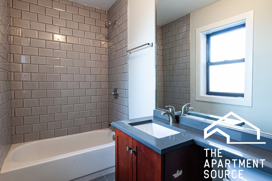 Building Photo - 560 W Arlington