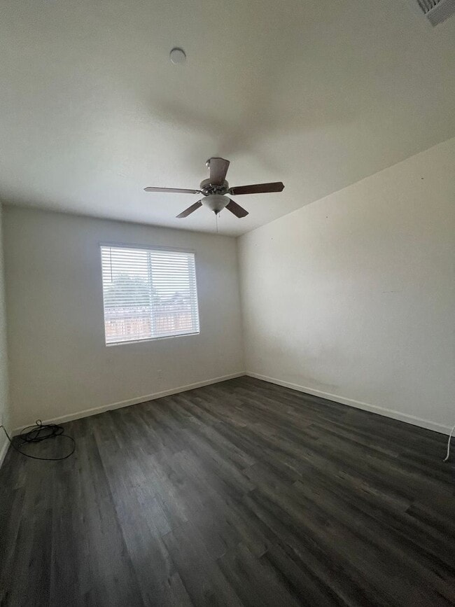 Building Photo - Newer home in gated community in Visalia