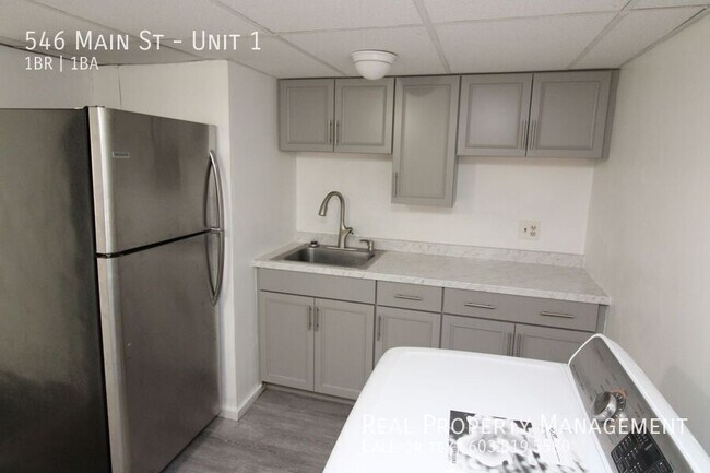 Building Photo - 546 Main St