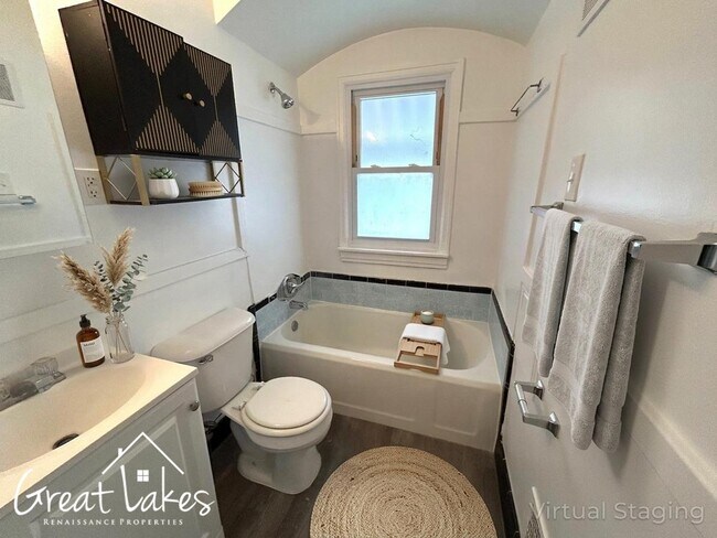 Building Photo - Lovely 3 Bedroom 2 Bathroom now available for rent!