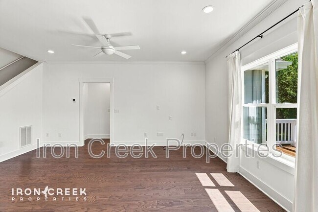Building Photo - 17 Woodbridge Park Dr