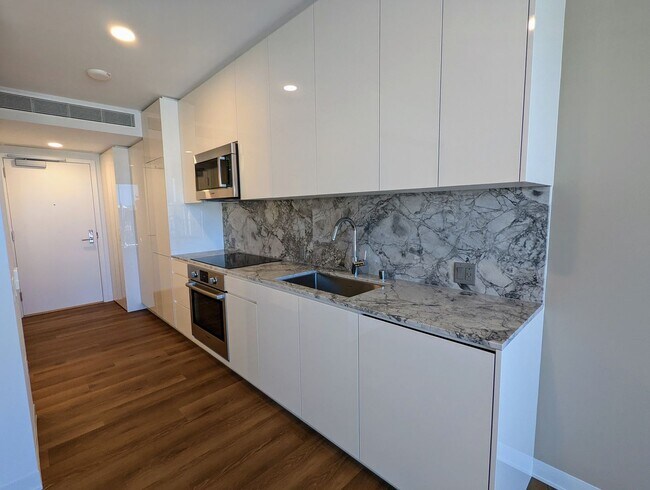 Building Photo - New Fully Furnished High Floor luxurious S...