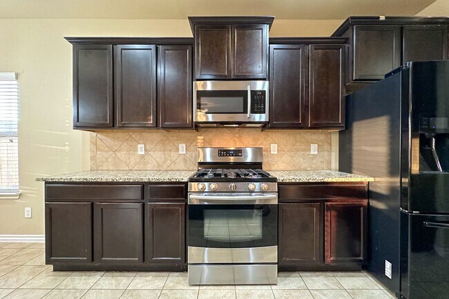 Building Photo - Stunning 5BD, 2 1/2 BTH Home Seconds away from John Kilpatrick Turnpike in YUKON!