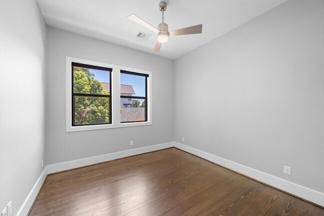 Building Photo - 819 Algregg St