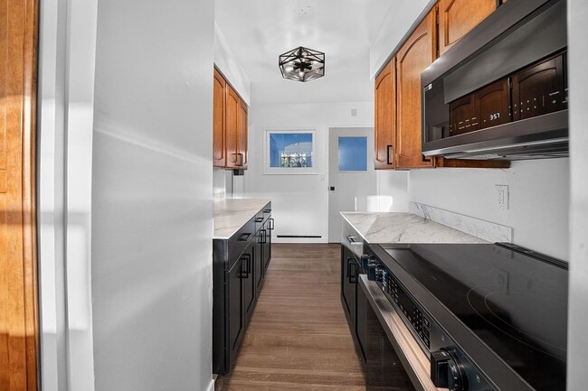Building Photo - 1503 E Wellesley Ave