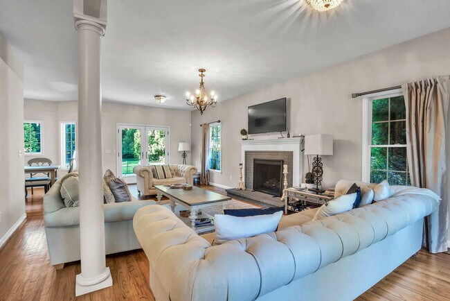 Building Photo - 1025 Peconic Bay Blvd